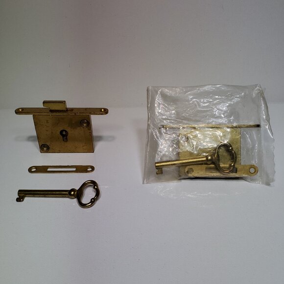 VINTAGE BRASS CHEST LOCKS WITH ORNATE BRASS KEYS. LOCKS ARE MORTISE STYLE. - Picture 1 of 5
